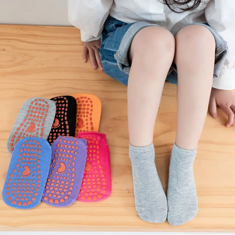 H909ff3b751c745fda7e6fe393a132f7dj Logo Customized Anti Slip Slippers With Rubber Clips Yoga Trampoline Running Silicone Socks Early Teaching Steps - Image 1